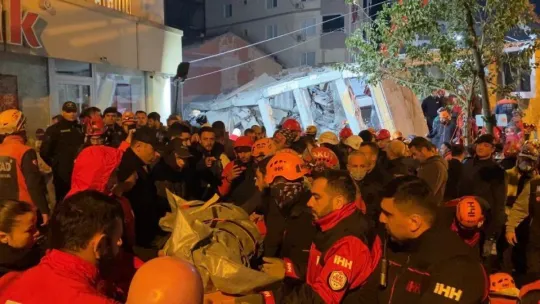 Gebze'de çöken binada annenin de cansız bedenine ulaşıldı: 5 kişilik aileden 1'i sağ kurtarıldı