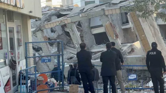 Gebze'de çöken binanın enkazında inceleme yapılıyor