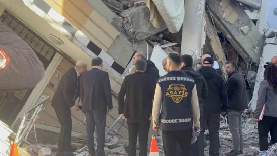 Gebze'de çöken binanın enkazında inceleme yapılıyor