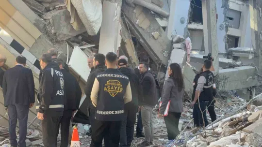 Gebze'de çöken binanın enkazında inceleme yapılıyor