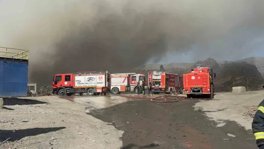 Gebze'de hurda sahasında yangın çıktı