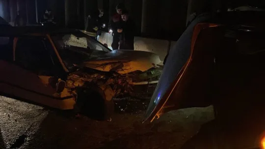 Kocaeli'de iki otomobil çarpıştı