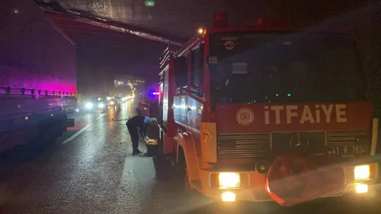 Kocaeli'de iki otomobil çarpıştı