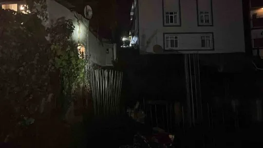 Müstakil evin duvarı çöktü, 4 kişilik aile ölümden döndü