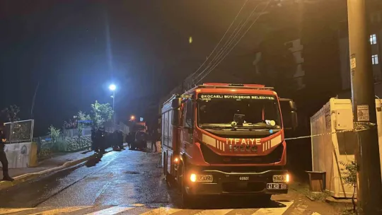 Müstakil evin duvarı çöktü, 4 kişilik aile ölümden döndü