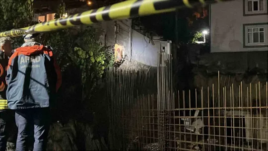 Müstakil evin duvarı çöktü, 4 kişilik aile ölümden döndü