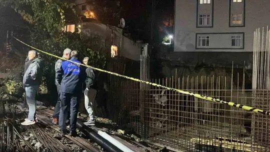 Müstakil evin duvarı çöktü, 4 kişilik aile ölümden döndü