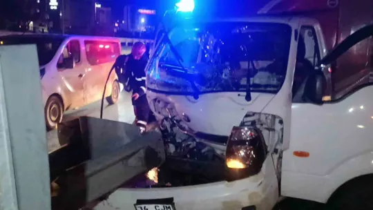 Kamyonet bariyerlere ok gibi saplandı: 1 yaralı
