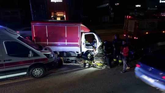Kamyonet bariyerlere ok gibi saplandı: 1 yaralı