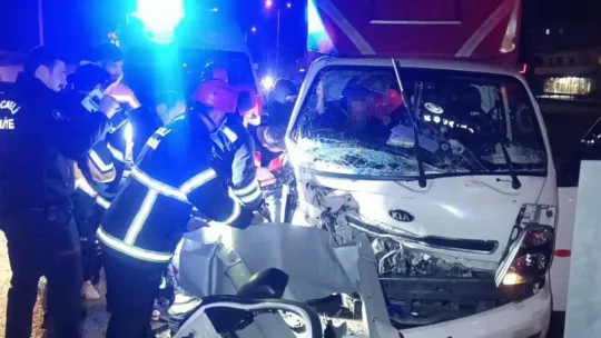 Kamyonet bariyerlere ok gibi saplandı: 1 yaralı