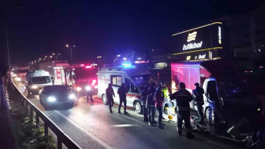 Kamyonet bariyerlere ok gibi saplandı: 1 yaralı