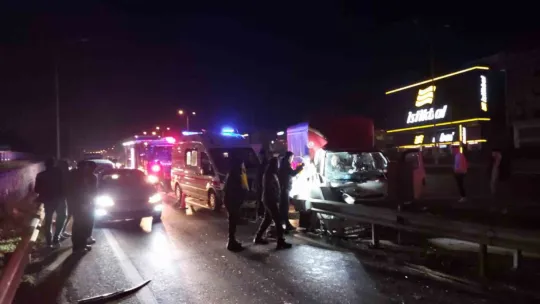 Kamyonet bariyerlere ok gibi saplandı: 1 yaralı