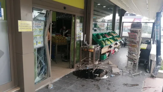 Motosiklet alışveriş merkezine daldı