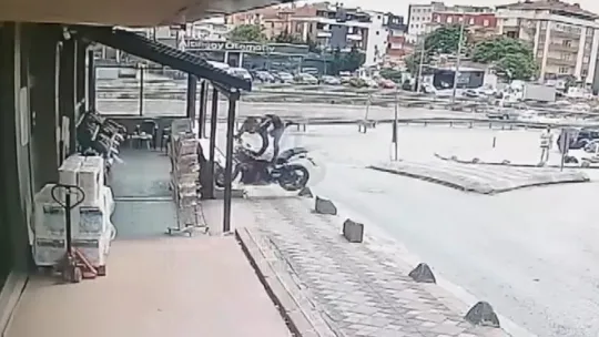 Motosiklet alışveriş merkezine daldı