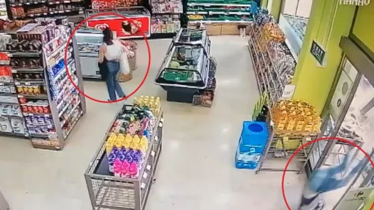 Motosiklet alışveriş merkezine daldı