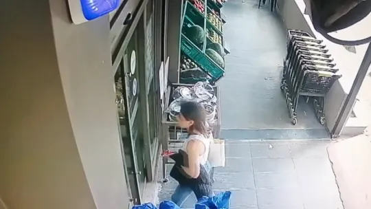 Motosiklet alışveriş merkezine daldı