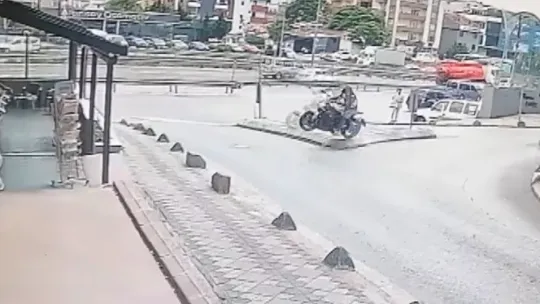 Motosiklet alışveriş merkezine daldı