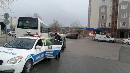 Otomobil ile hafif ticari araç çarpıştı: 1 yaralı