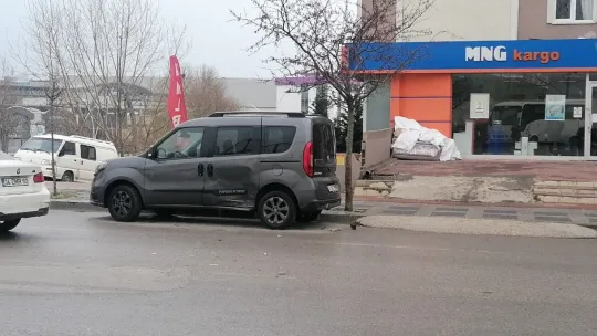 Otomobil ile hafif ticari araç çarpıştı: 1 yaralı
