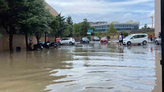Gebze'de sağanak sürücülere zor anlar yaşattı