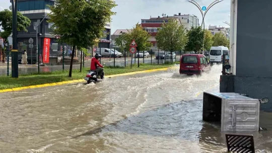 Gebze'de sağanak sürücülere zor anlar yaşattı