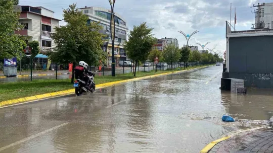 Gebze'de sağanak sürücülere zor anlar yaşattı
