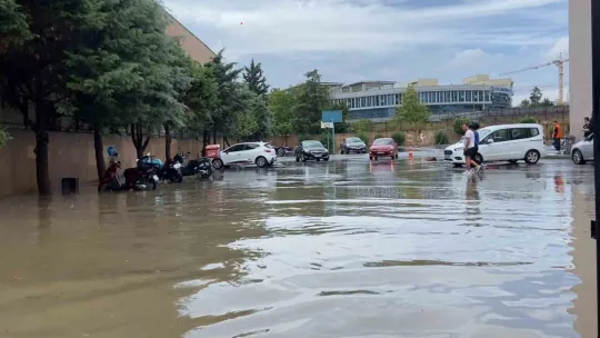 Gebze'de sağanak sürücülere zor anlar yaşattı