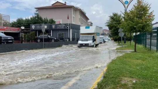 Gebze'de sağanak sürücülere zor anlar yaşattı