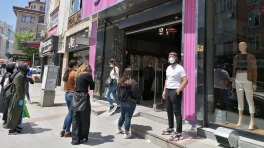 Gebze'de sosyal mesafeli indirim kuyruğu!