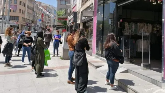 Gebze'de sosyal mesafeli indirim kuyruğu!