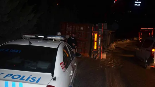 Gebze'de virajı alamayan tır devrildi: 1 yaralı