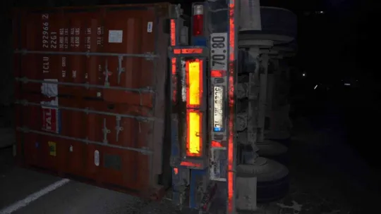 Gebze'de virajı alamayan tır devrildi: 1 yaralı