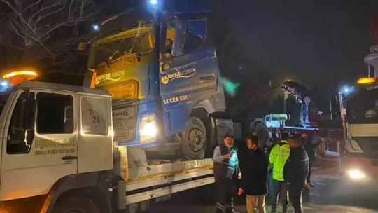 Gebze'de virajı alamayan tır devrildi: 1 yaralı