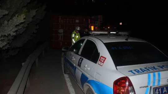 Gebze'de virajı alamayan tır devrildi: 1 yaralı