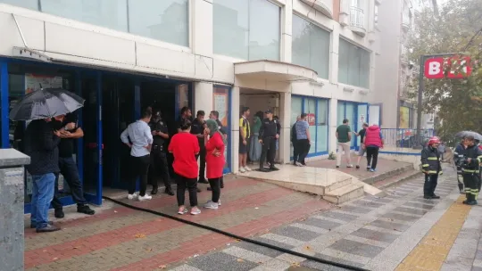 Zincir marketin deposunda çıkan yangın korkuttu