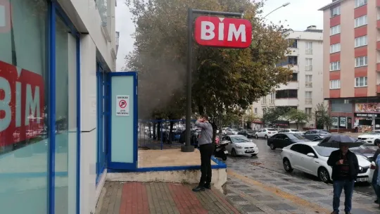 Zincir marketin deposunda çıkan yangın korkuttu