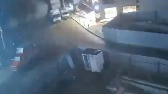 Gebze'deki binanın yıkılma anı kamerada