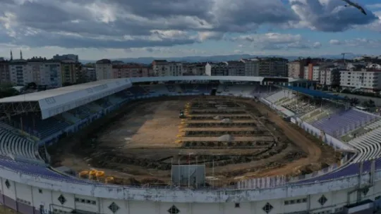 Gebze Stadı'nın zeminine drenaj hattı döşeniyor