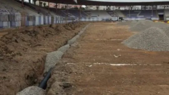 Gebze Stadı'nın zeminine drenaj hattı döşeniyor