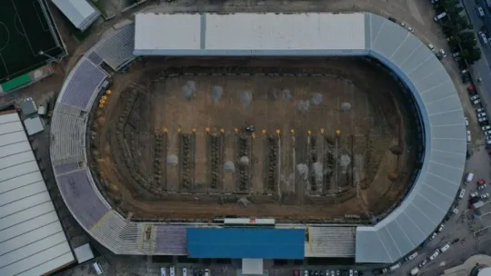 Gebze Stadı'nın zeminine drenaj hattı döşeniyor