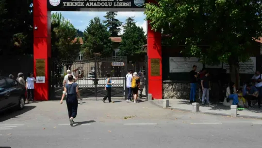 Geç kaldığı sınavda görevlilere tepki gösterdi