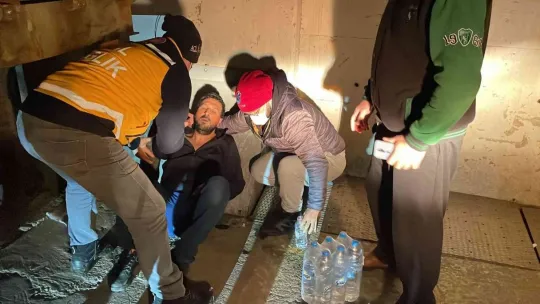 Yangına teslim olan fabrikada malzeme tahliyeleri sürüyor