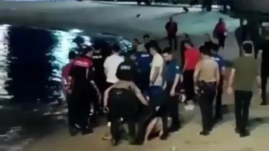 Gece vakti denize girdi, boğulmaktan son anda kurtarıldı