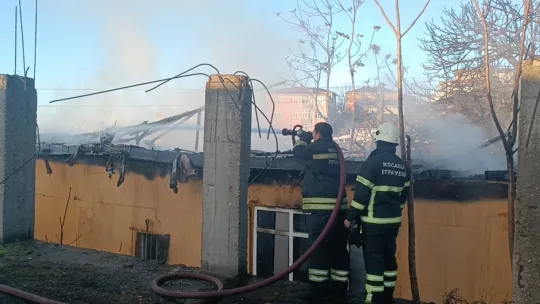 Gecekondu alev alev yandı