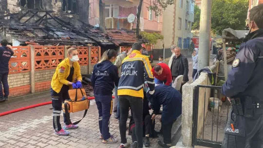 Yangın bitişiğindeki binayı da yaktı