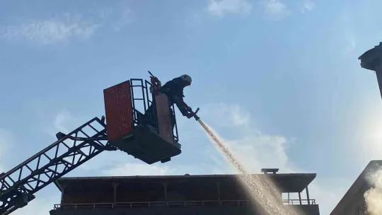 Yangın bitişiğindeki binayı da yaktı
