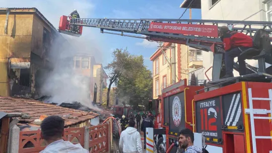 Yangın bitişiğindeki binayı da yaktı