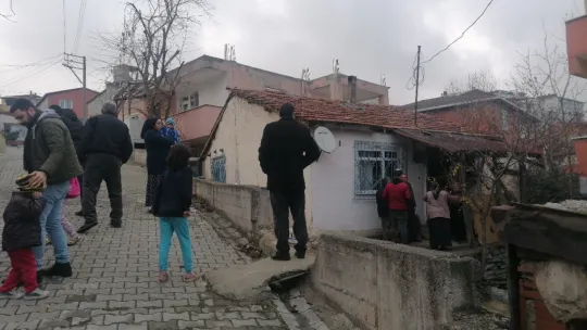 Gecekonduda elektrikli şofben patladı