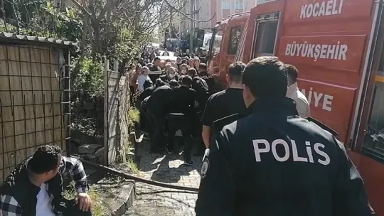 Gecekonduda korkutan yangın
