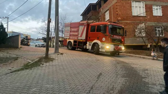 Gecekonduda korkutan yangın